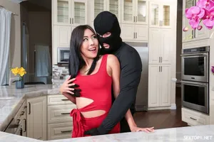 Mua dâm em gái vú to đang đi dạo trên đường