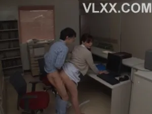 Cô dâu chú rễ tranh thủ trước giờ làm lễ