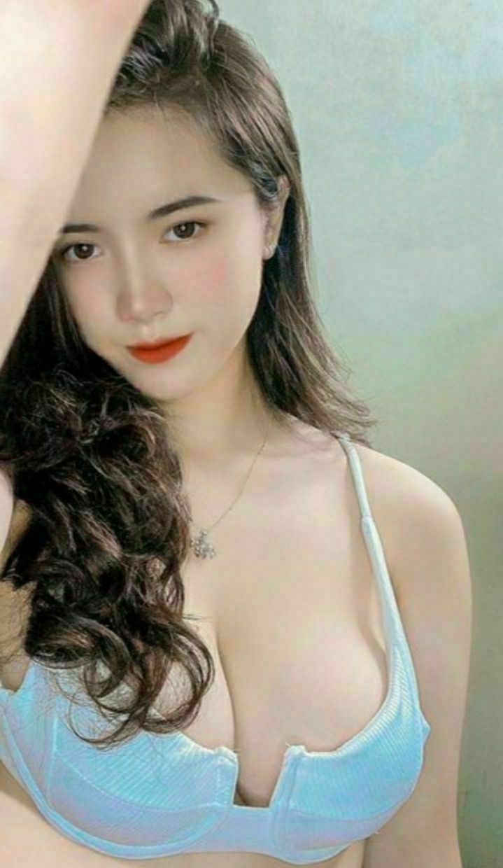 Chị tôi đang ở trong bếp và tôi đang chơi
